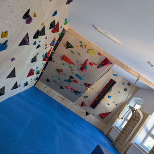 VOLNÉ LEZENÍ NA BOULDEROVÉ STĚNĚ BEZ LEKTORA